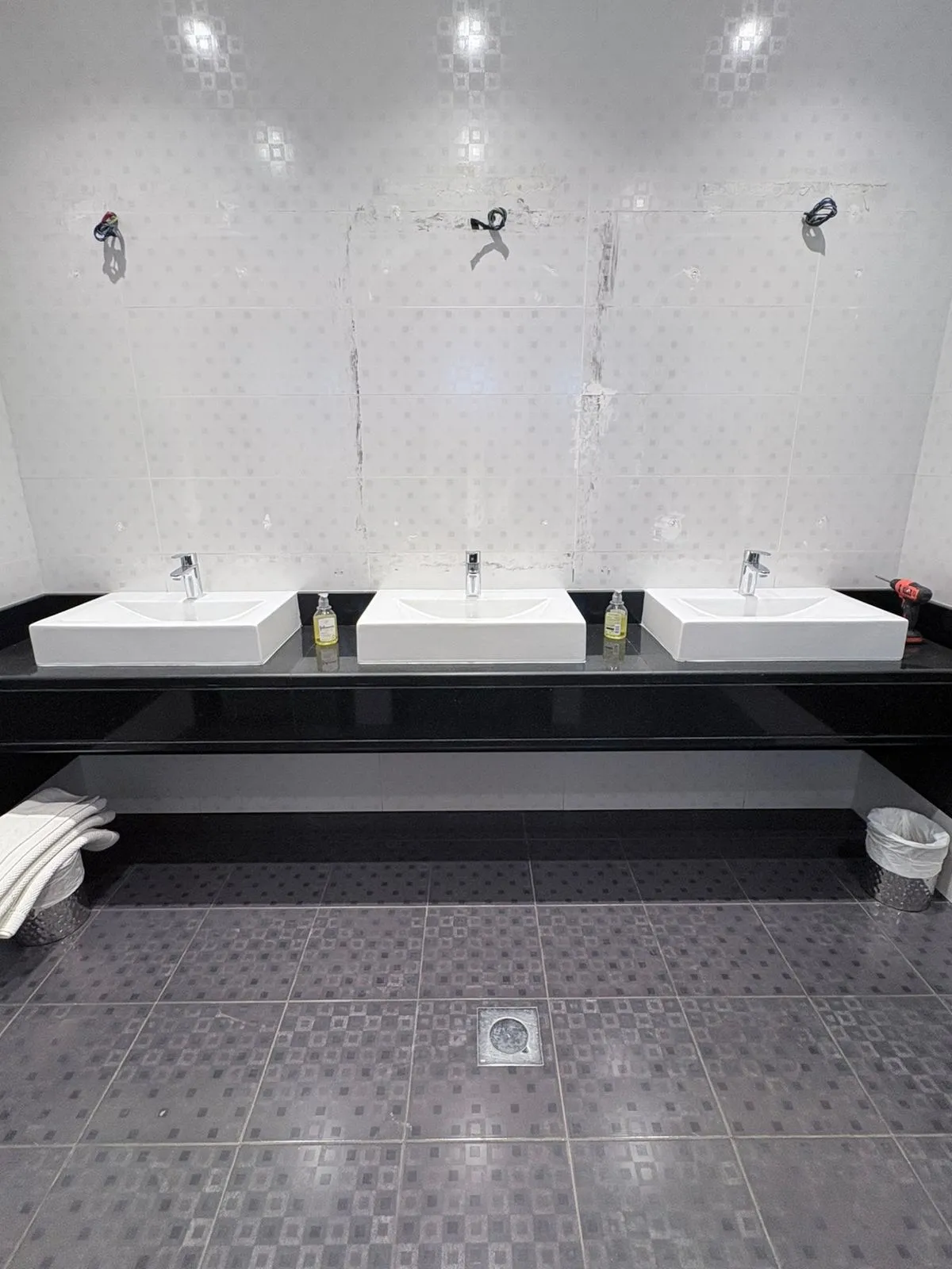 Bathroom before vinyl wrapping — showcase 1