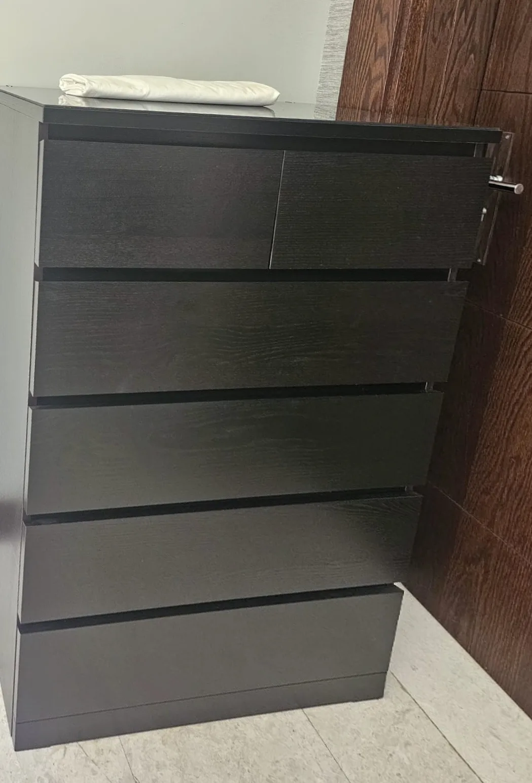 Furniture before vinyl wrapping — showcase 9