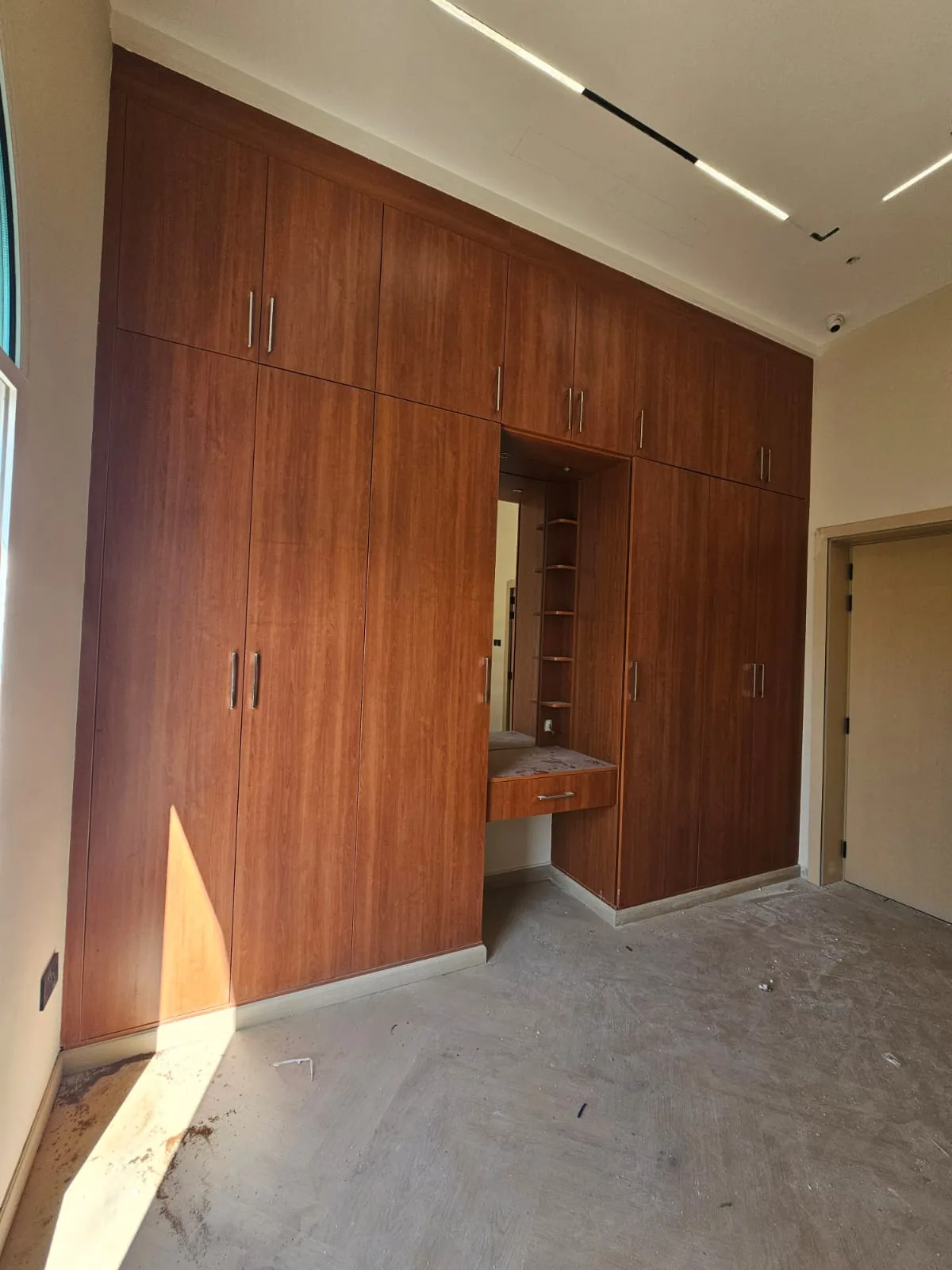 Wardrobe before vinyl wrapping — showcase 1