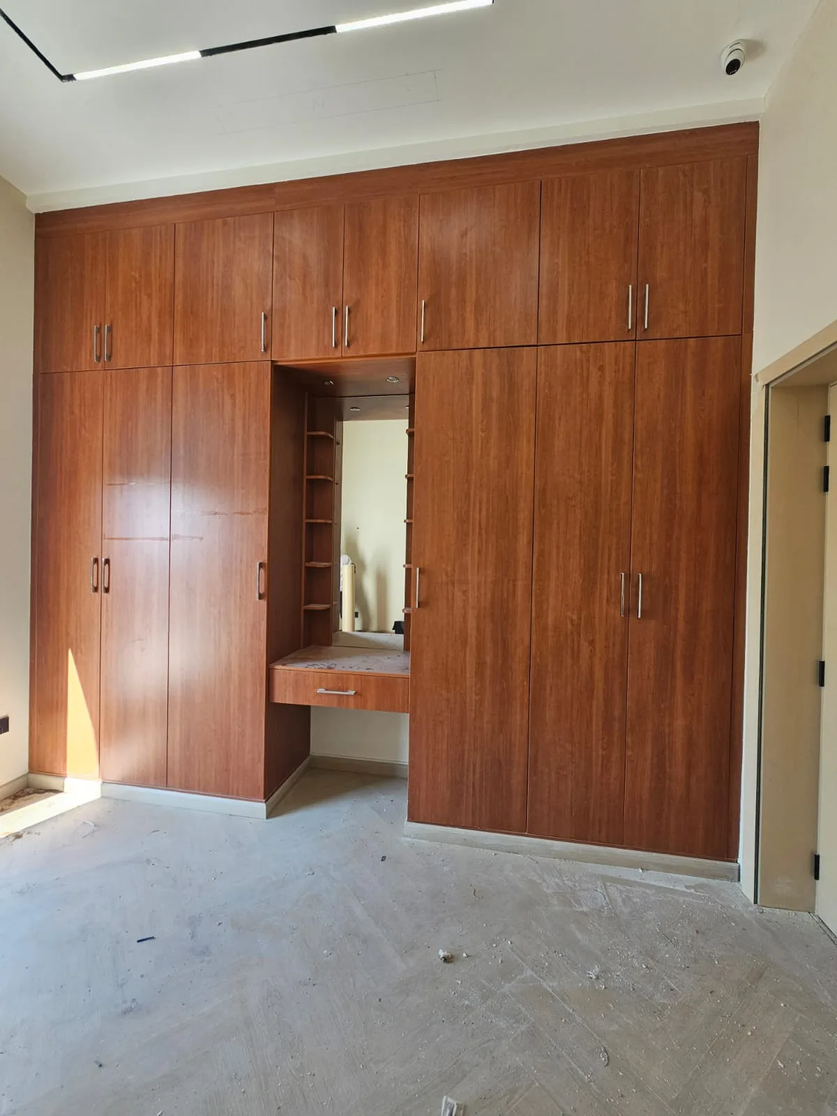 Wardrobe before vinyl wrapping — showcase 2